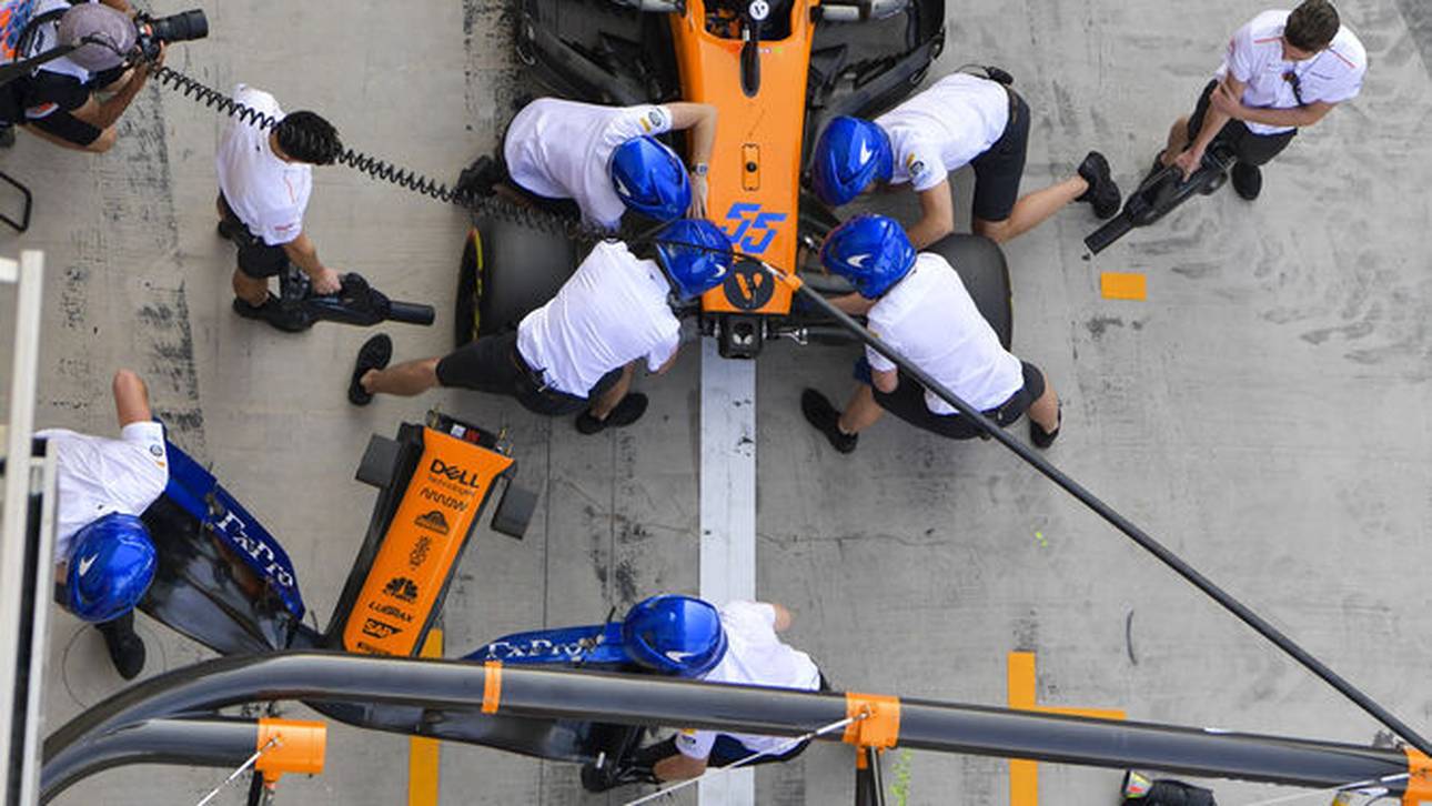 Formel 1 Boxenstopp: Die Boxencrew tauscht den Frontflügel.