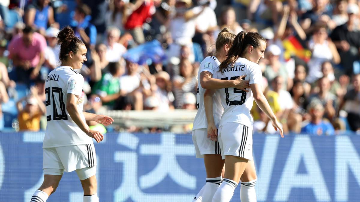 SARA DÄBRITZ: Suchte von Beginn an schnell den Weg zum Tor. Setzte nach einem Torwart-Fehler, ähnlich wie gegen Spanien, schnell nach und markierte das 2:0. Ließ später gut für Magull durch und kreierte so eine Großchance. Führt das Team in jeder Phase. SPORT1-Note: 1,5