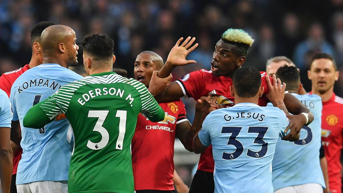 MANCHESTER UNITED GEGEN MANCHESTER CITY: In England sorgt das Stadtduell in Manchester für aufgeheizte Stimmung - sowohl neben dem Platz als auch auf dem Rasen, wie hier im April 2018, als sich United-Star Paul Pogba mit einigen City-Spielern anlegt