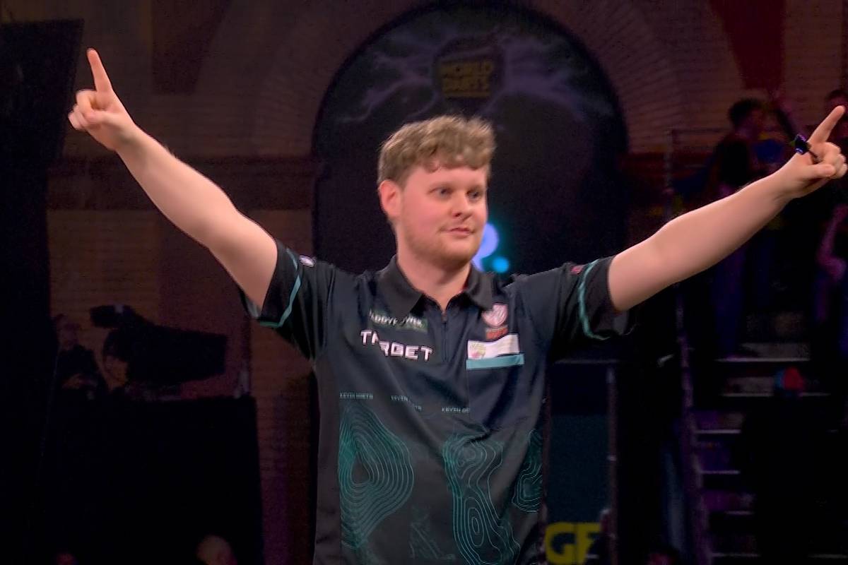 Ein anfangs absolut schwacher Kevin Doets gewinnt in der dritten Runde nach einem 0:2-Rückstand gegen Krzysztof Ratajski und steht im Achtelfinale der Darts WM 2025.