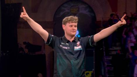 Ein anfangs absolut schwacher Kevin Doets gewinnt in der dritten Runde nach einem 0:2-Rückstand gegen Krzysztof Ratajski und steht im Achtelfinale der Darts WM 2025.