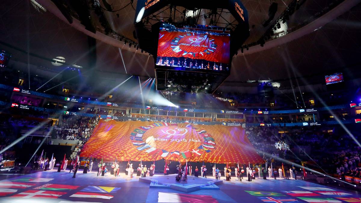 Dann wird noch das Logo der WM auf einem großen Banner enthüllt