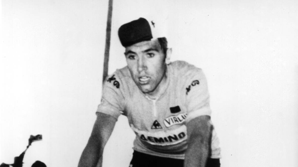 1970: Erst drei Jahre nach Simpsons Tod wagten die Organisatoren der Tour die Rückkehr zum "Heiligen Berg". Für den großen Eddy Merckx war es die Premiere am Ventoux - und sie sollte ihm schmerzhaft in Erinnerung bleiben. Der Titelverteidiger schleppte sich siegreich ins Ziel und legte den Grundstein für seinen zweiten von insgesamt fünf Tour-Gesamtsiegen