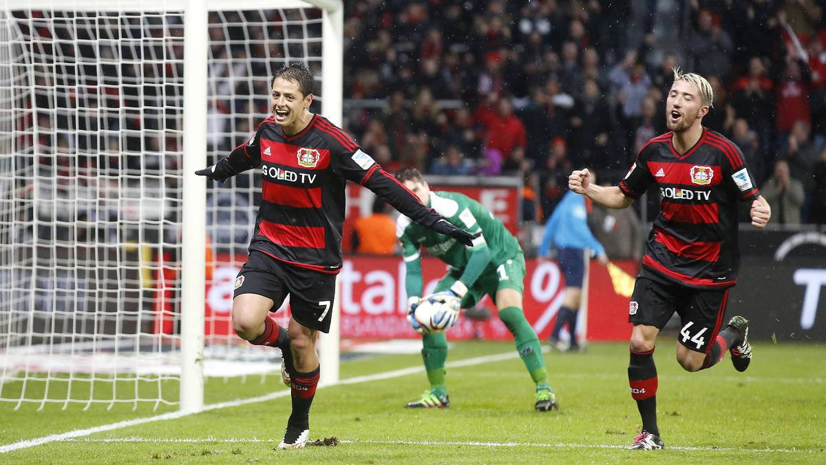 Wenig später hat auch Leverkusen wieder Grund zur Freude: Chicharito (l.) versenkt einen von Kießling herausgeholten Elfmeter