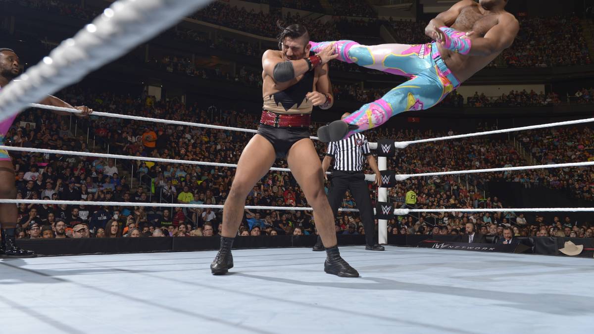 Xavier Woods mit einem krachenden Tritt gegen Gotch: Er und sein Partner Big E behalten die Oberhand