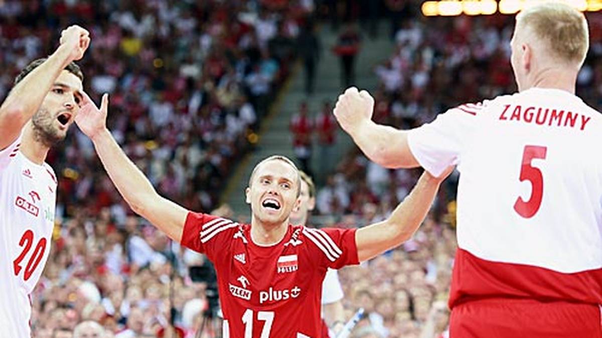 Pawel Zatorski (rot, Kapitän), Mateusz Mike (Nr. 20, links) und Pawel Zagumny (Nr. 5, rechts) bejubeln das starke Auftreten. Genauso wie...