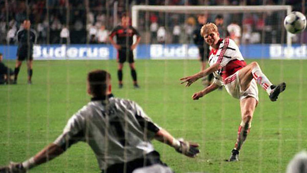 Nach 120 Minuten steht es 1:1, das Elfmeterschießen entscheidet. Bremens Keeper Frank Rost hält gegen Lothar Matthäus und trifft gegen Oliver Kahn selbst, auch Stefan Effenberg (Foto) verschießt - Werder ist der Gewinner