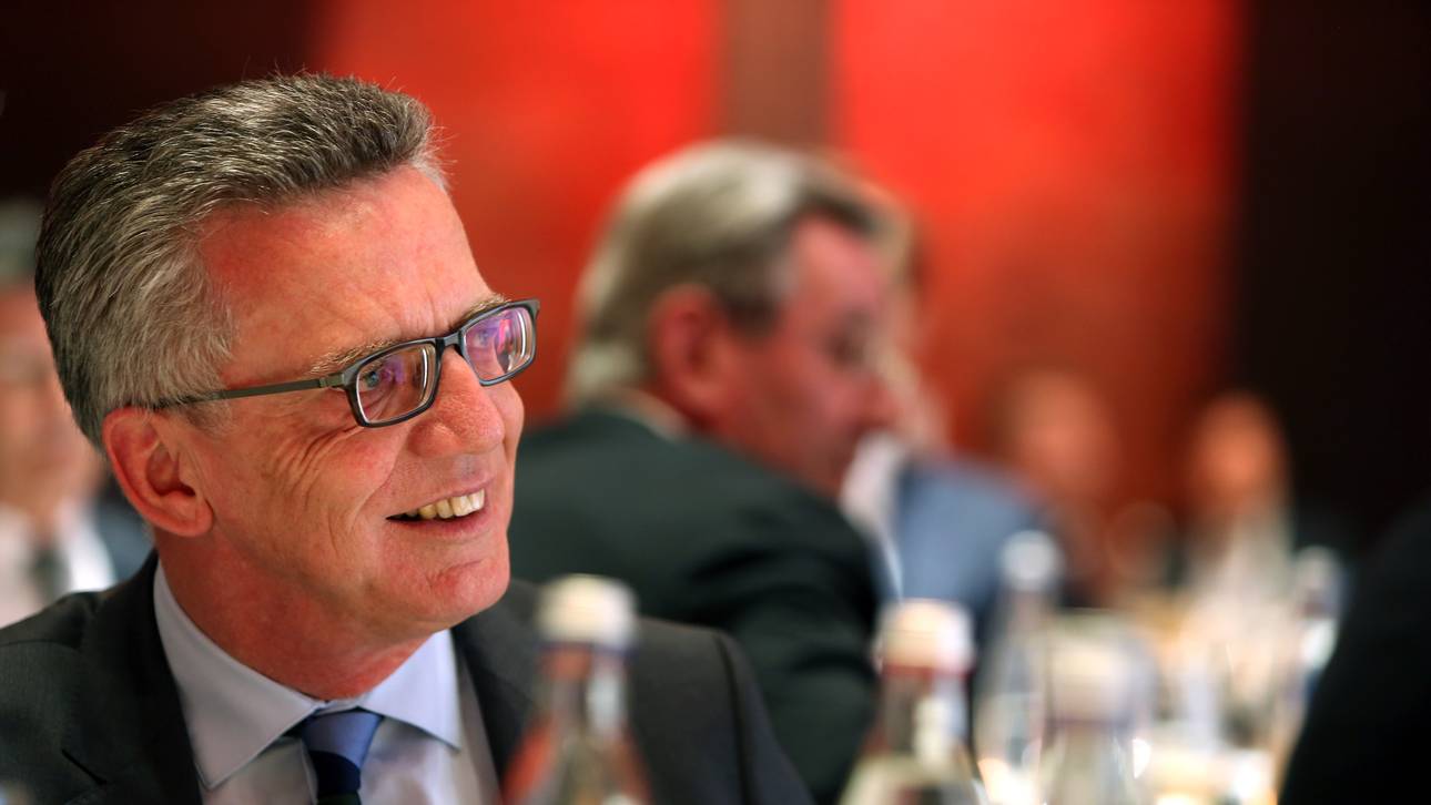 De Maiziere nimmt Klubs in die Pflicht