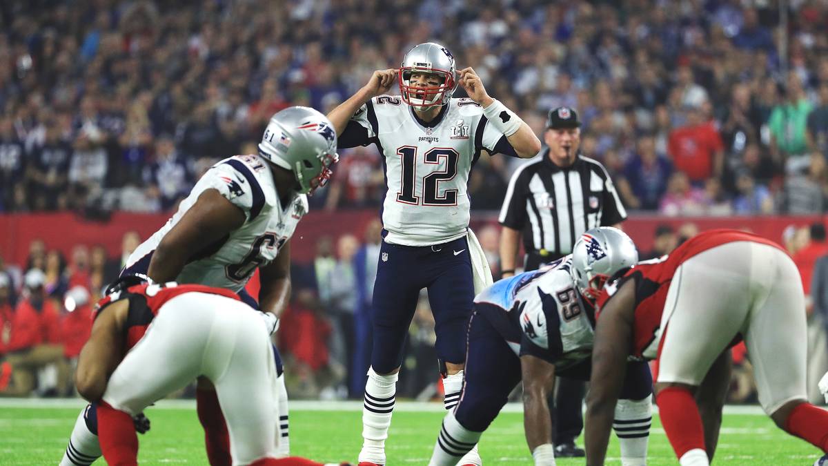 Auch im hohen Alter von 42 Jahren bringt Brady noch Topleistungen, unter anderem führt er seine Patriots beim Titel 2017 zum legendären Comeback gegen die Atlanta Falcons. Allerdings gibt es in seiner Karriere durchaus den einen oder anderen Makel