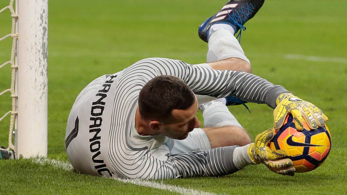 PLATZ 12: SAMIR HANDANOVIC (Inter Mailand) - In den vergangenen Spielzeiten verkörperte der Slowene bereits internationale Klasse - doch da konnte er sich noch nicht auf seine Vorderleute verlassen. Mittlerweile stimmt bei Inter das Gesamtpaket