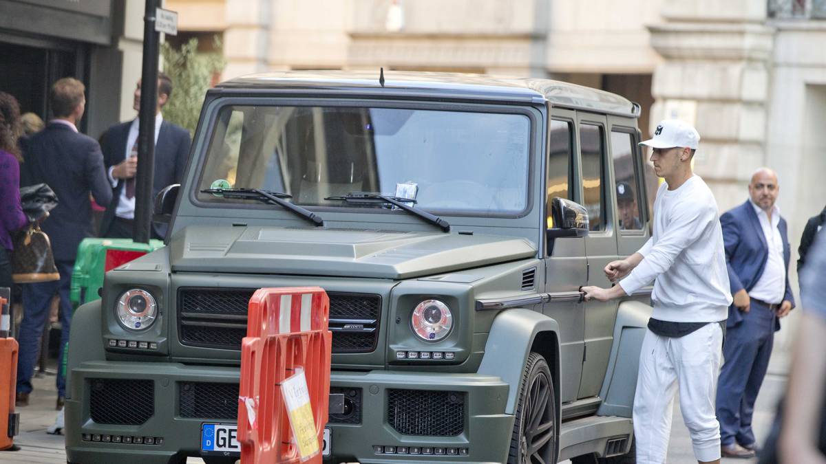 Was für ein Hammer. Mesut Özil düst in einer mächtig aufgebauten Mercedes G-Klasse durch London. Der Preis für das exklusive Stück lieg bei über 180.000 Euro. Da sollte ihn der Strafzettel an der Windschutzseite nicht weiter stören