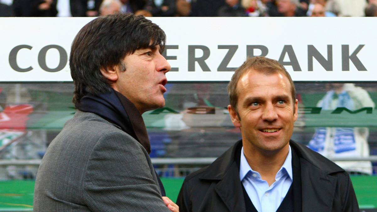 Im Dezember 2009 sorgen Gespräche über einen neuen Vertrag und die öffentliche Konfrontation von Löw mit dem damaligen DFB-Präsidenten Theo Zwanziger für Schlagzeilen. Die Verhandlungen werden eingefroren. Derweil löst Deutschland ungeschlagen das Ticket zur WM 2010 nach Südafrika. 