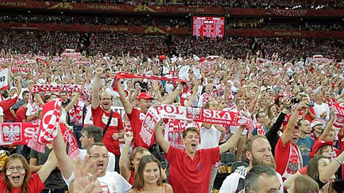 ... natürlich die volleyball-verrückten Polen. 62.000 Zuschauer sind im Warschauer Nationalstadion - das ist neuer Weltrekord. Die Tickets waren innerhalb von 100 Minuten vergriffen