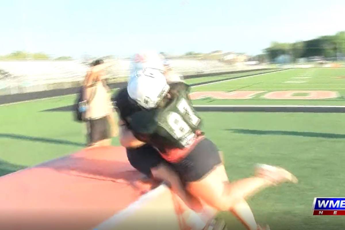 Eltern schauen meist nur zu, wenn ihre Kinder Sport treiben. Anders die Mütter dieser American Football-Spieler der Washington Community High School. 