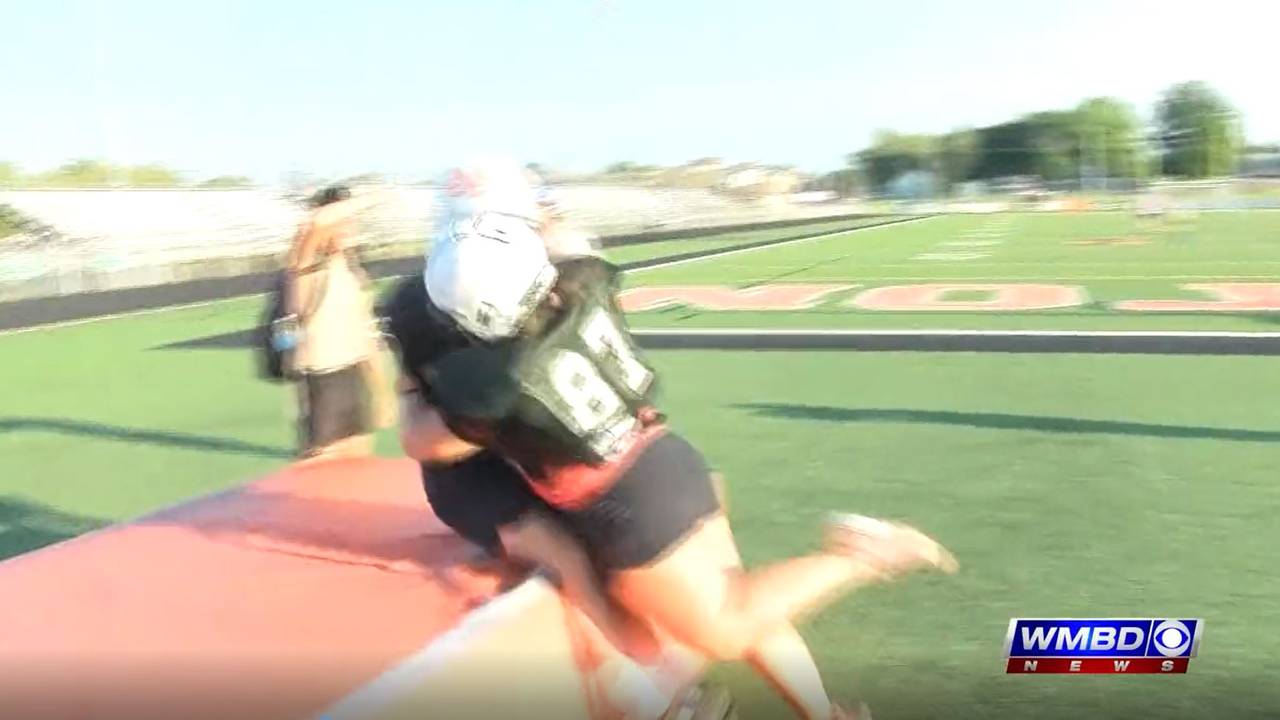 Mom's Night an Washington Community High School: Mütter tackeln ihre Söhne weg