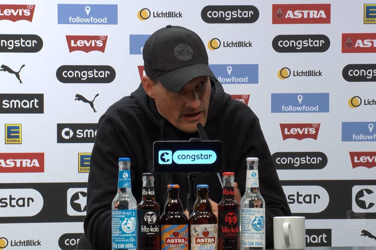 St. Pauli-Coach Alexander Blessin ist nach dem Platzverweis gegen seinen Torhüter im Spiel gegen den VfB Stuttgart bedient.