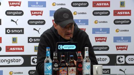 St. Pauli-Coach Alexander Blessin ist nach dem Platzverweis gegen seinen Torhüter im Spiel gegen den VfB Stuttgart bedient.
