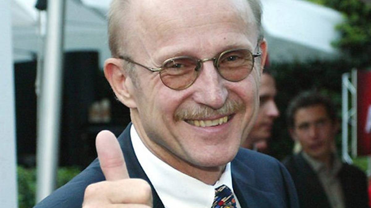 Der scheidende Werder-Manager Willi Lemke jubelt: "Wir haben den Bayern gezeigt, dass sie mit Geld nicht alles kaufen können. Der Käfer hat heute den Ferrari geschlagen."