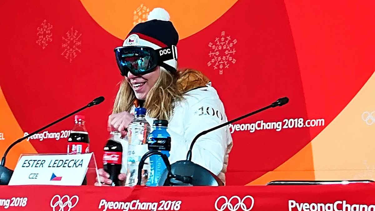 Besonders irre wird es auf der Pressekonferenz: Ledecka behält ihre Skibrille auf - ihre Erklärung: "Ich war nicht darauf vorbereitet so wie die anderen Mädels. Ich trage kein Make-up."