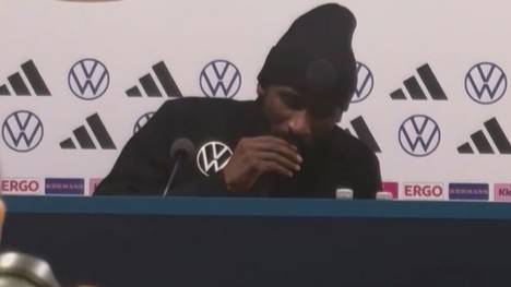 Während der Pressekonferenz der deutschen Nationalmannschaft bricht Antonio Rüdiger das Fasten.