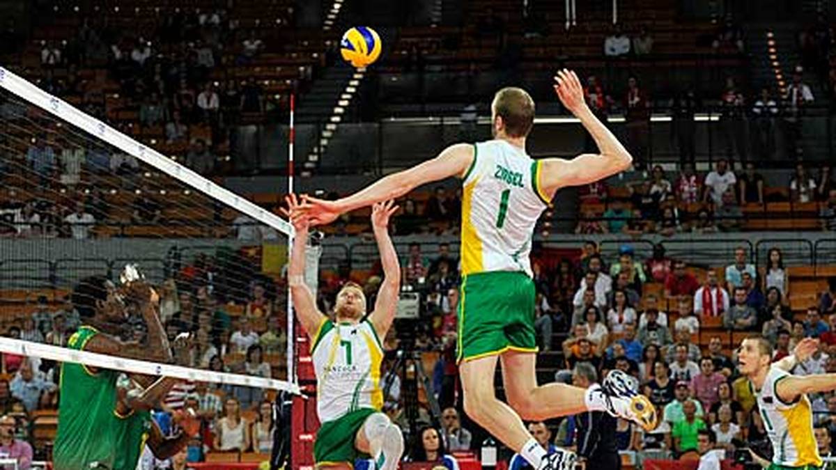 Auch in Australien wird Volleyball zelebriert: Aidan Zingel setzt im Spiel gegen Kamerun (3:0) zum Schmetterschlag an