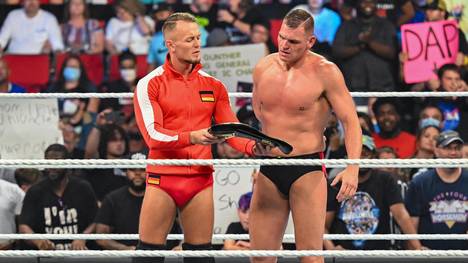 Gunther (r.) bildet bei WWE SmackDown ein Duo mit Ludwig Kaiser