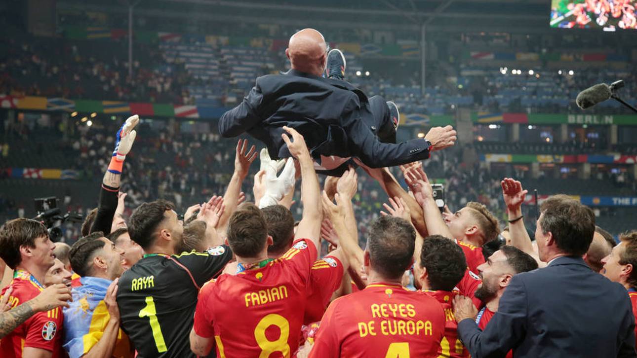 Trainer Luis de la Fuente wurde von der gesamten Mannschaft abgefeiert