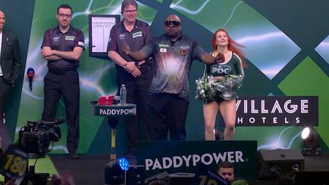 Der US-Amerikaner Leonard Gates bringt die Stimmung im Alexandra Palace mit seinem Walk-on zum Kochen! Neben seiner "schnellen Brille" macht der 55-Jährige mit einem Stempel auf sich aufmerksam.