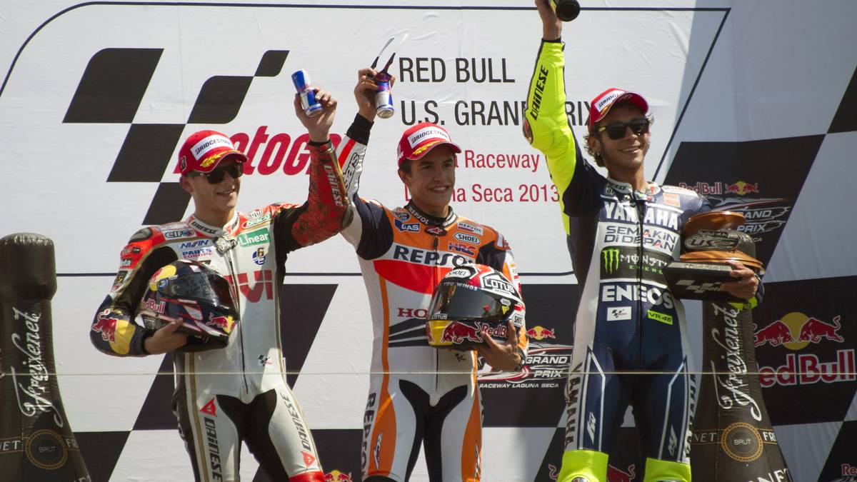 Beide nehmen es mit Humor: Rossi nimmt Marquez aus Spaß in den Würgegriff und der Spanier erzählt auf der PK mit einem Augenzwinkern: "Ich habe Rossi schon gesagt, dass ich ihm das Copyright für das Manöver bezahlen werde." Scherze aus den guten Tagen…