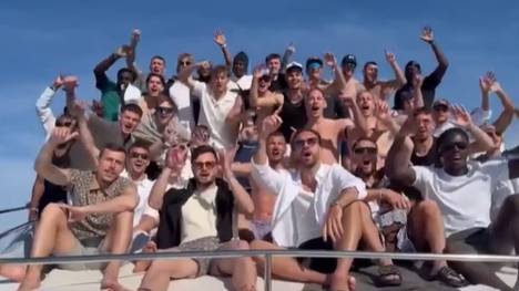 Nach dem Aufstieg in die Bundesliga und der Meisterschaft in der 2. Bundesliga, belohnen sich die Profis des FC Schalke 04 mit einem Kurztrip nach Ibiza. Dort geht die Party munter weiter.