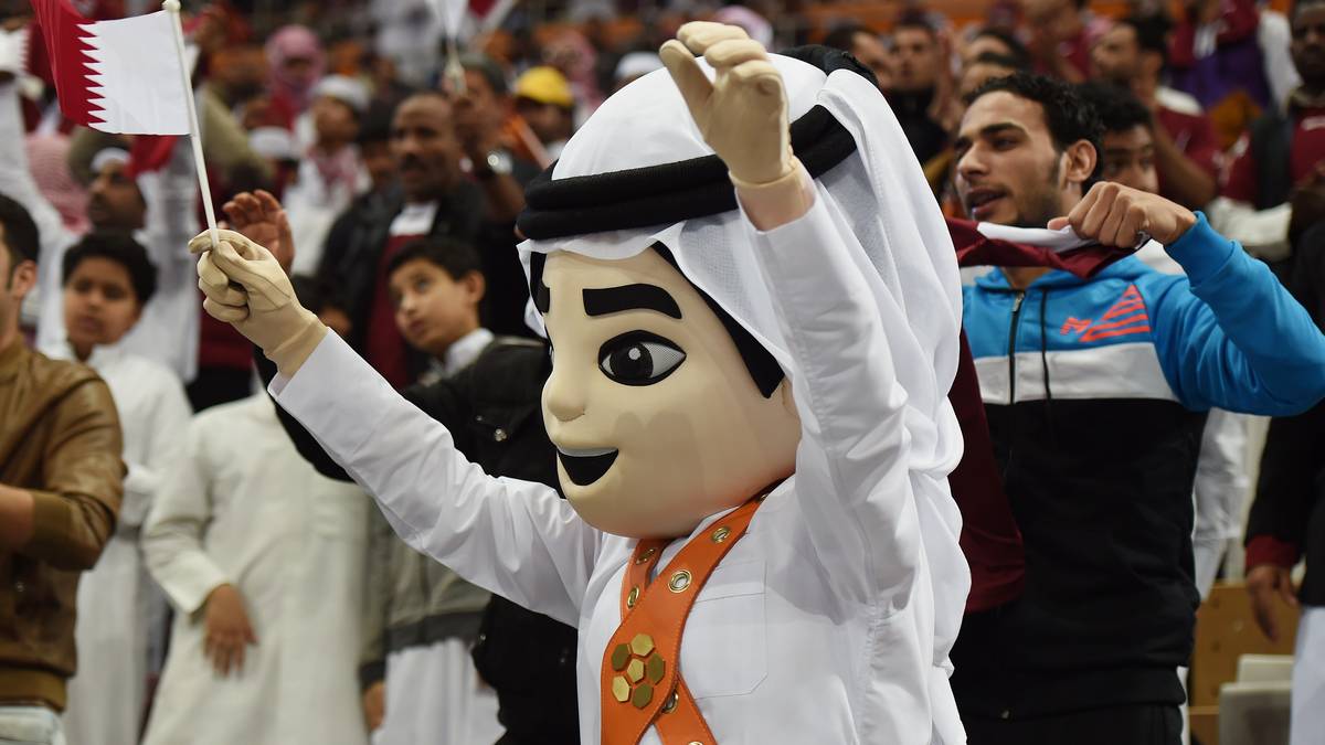 Die einheimische Unterstützung Katars ist natürlich mit dem offiziellen WM-Maskottchens Fahed auch vor Ort.