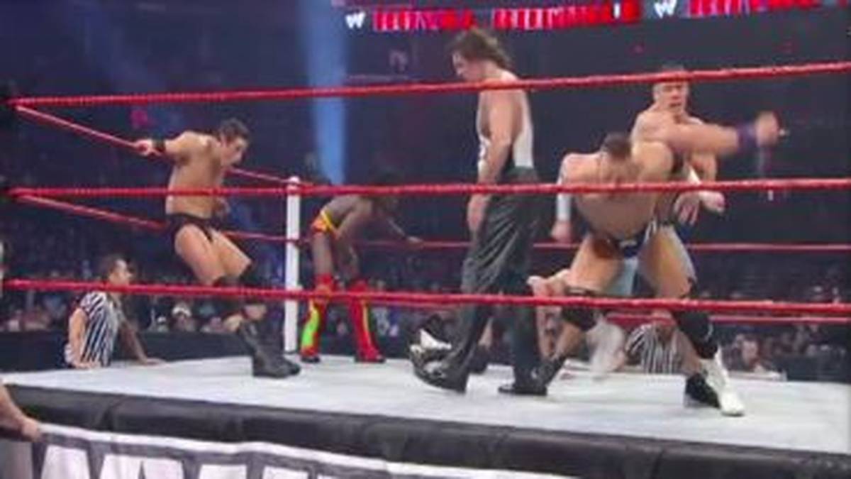 John Cena (r.) schlug Alex Riley beim WWE Royal Rumble 2011 von hinten nieder