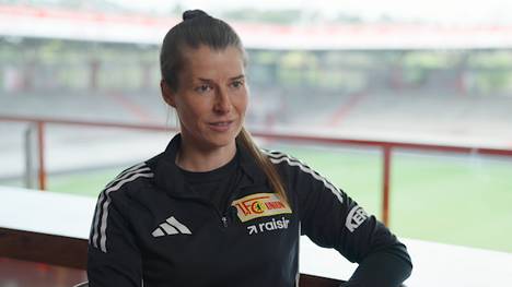 Marie-Louise Eta stand am vergangenen Wochenende erstmals als Cheftrainerin an der Seitenlinie in der Bundesliga. Dazu erhielt sie etliche Glückwünsche - auch vom FC Bayern. 
