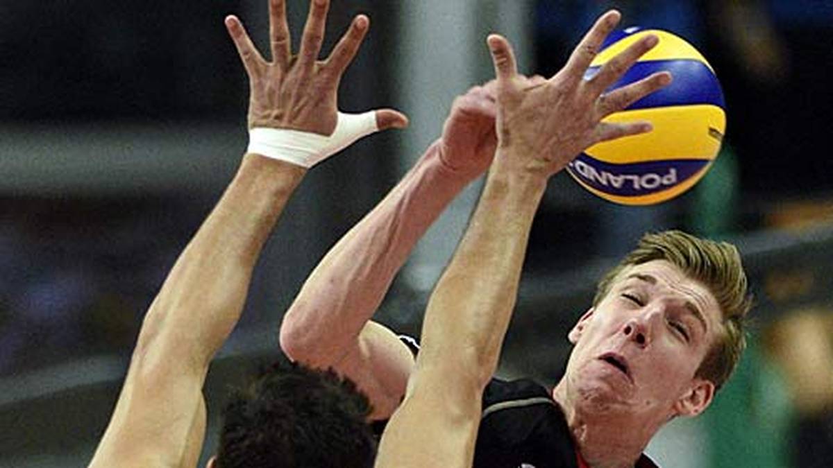 ... geht es für die Deutschen gegen den Titelverteidiger Brasilien. Sebastian Schwarz will sich gegen Sidao durchsetzen