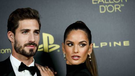 Kevin Trapp hat das Gitarre spielen gelernt und überrascht so seine Geliebte Izabel Goulart.