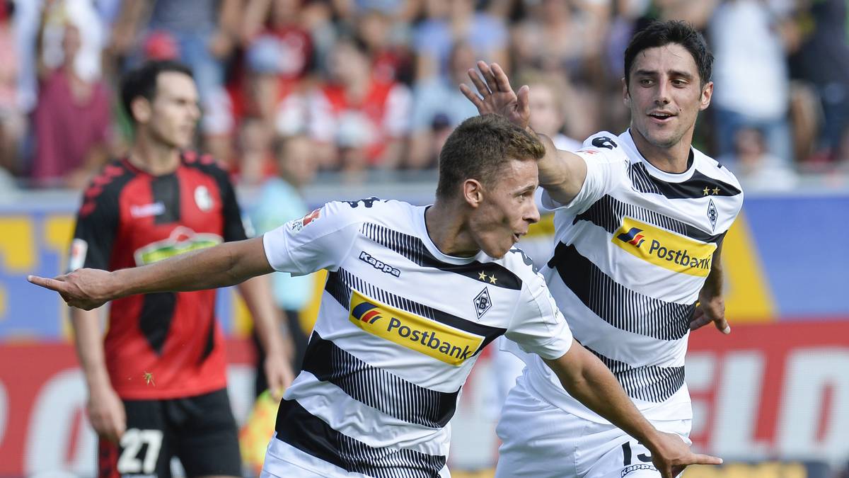 Thorgan Hazard feiert sein Traumtor für Gladbach zur Führung in Freiburg