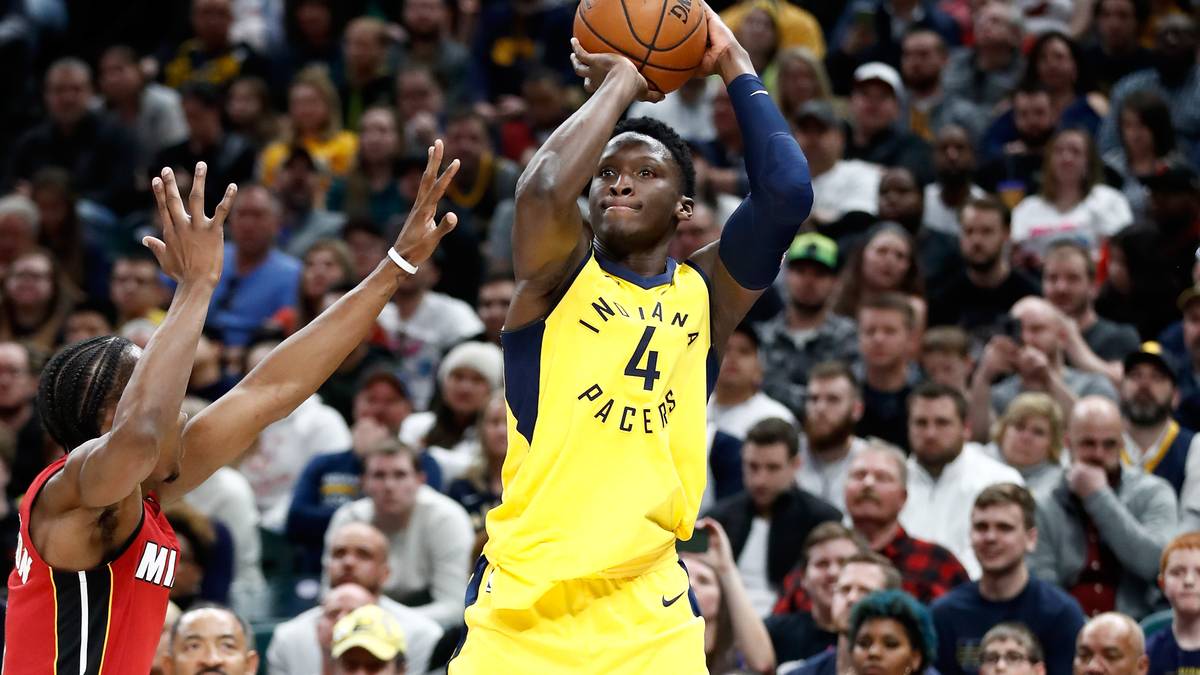 Den größten Anteil daran trägt Oladipo, der eine überragende Saison spielt und Favorit auf den Most Improved Player Award ist. Gegen Playoff-Gegner Cleveland gewann Indiana drei von vier Spielen in dieser Saison - doch LeBron James wird in den Playoffs sicher Ernst machen. PLAYOFF-PROGNOSE: 2:4-Pleite gegen die Cleveland Cavaliers
