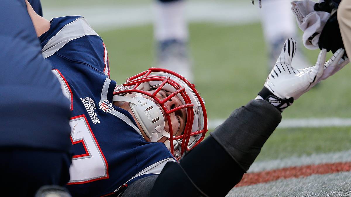 Im Februar 2013 wurde bei Gronk eine Infektion im Arm festgestellt. Diese setzte ihn die komplette Offseason außer Gefecht. Im Dezember desselben Jahres zog er sich einen Kreuzbandriss zu. So konnte er lediglich sieben Spiele bestreiten