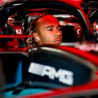 Lewis Hamilton fordert sein Mercedes-Team auf, ihm in einer Sache endlich zuzuhören. Ausgerechnet der Höhenflug der Konkurrenz macht ihm dennoch Hoffnung.