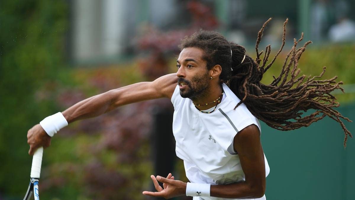 Ebenfalls in Runde zwei steht Dustin Brown. Der 32-Jährige setzte sich gegen Joao Sousa in vier Sätzen durch und trifft nun auf Superstar Andy Murray. Florian Mayer profitiert von der Aufgabe seines serbischen Gegners Viktor Troicki