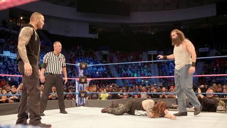 Randy Orton (l.) griff in das WWE-Match von Bray Wyatt (u., mit Luke Harper) gegen Kane ein