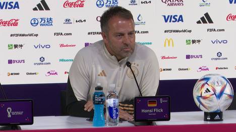 Aufgrund der weiten Anreise zur Pressekonferenz vor dem Spanien-Spiel verzichtet Hansi Flick darauf, einen seiner Spieler mitzunehmen. Allerdings droht nun eine Sanktion seitens der FIFA.
