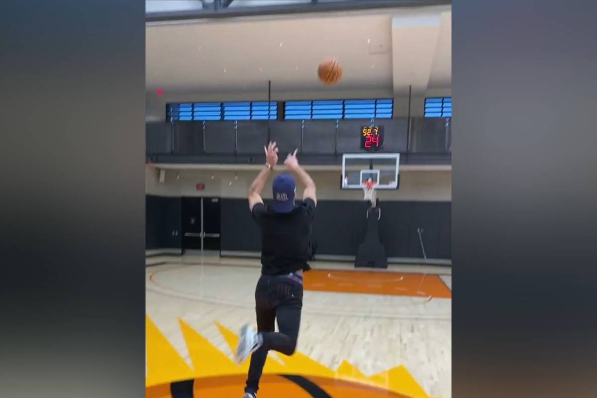 Bei seinem Besuch bei den Phoenix Suns greift Formel-1-Pilot Daniel Ricciardo selbst zum Basketball - und verwandelt einen irren Wurf von der Mittellinie.