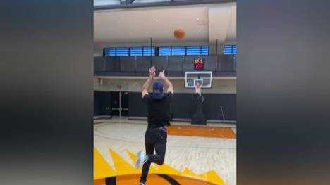 Bei seinem Besuch bei den Phoenix Suns greift Formel-1-Pilot Daniel Ricciardo selbst zum Basketball - und verwandelt einen irren Wurf von der Mittellinie.