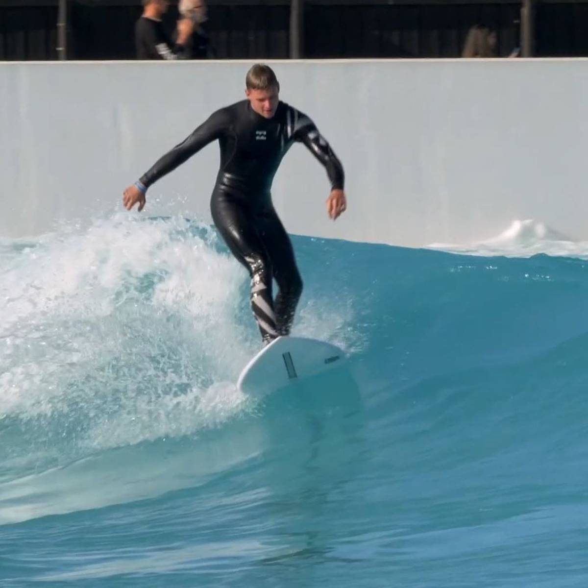 Vom Asphalt auf die Welle: Mick zeigt seine Surfkünste