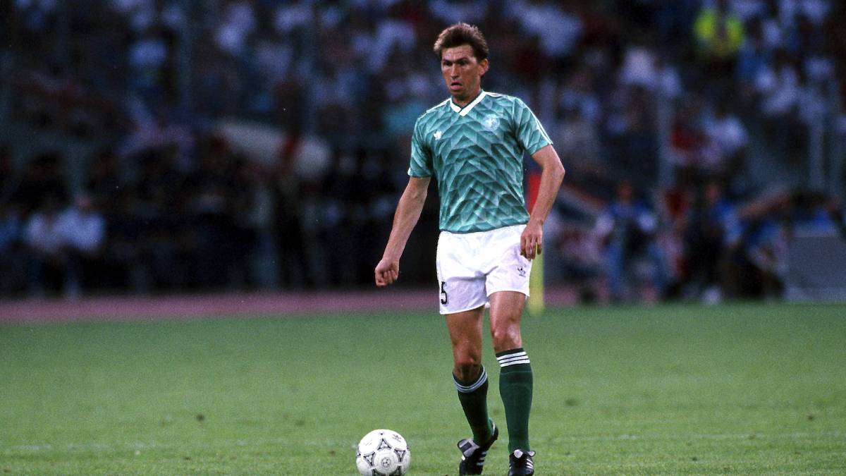 Klaus Augenthaler ist eine feste Größe im deutschen Team. Als Libero spielt er in allen sieben Partien und verpasst keine einzige Minute auf dem Feld.