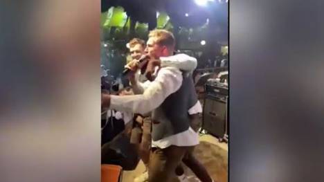 Die Basketball-WM-Helden scheinen ihren Triumph immer noch ausgelassen zu feiern. Am Montag statteten drei der Bayern-Basketballspieler erst den Fußballern einen Besuch ab und ließen sich dann auf dem Münchner Oktoberfest noch einmal feiern. 