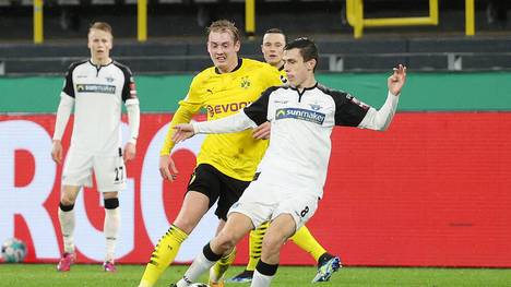 DFB Pokal: Borussia Dortmund - SC Paderborn 07 Dortmund, Signal Iduna Park, 02.02.21, DFB Pokal: Borussia Dortmund - SC Paderborn 07 Fußball , DFB Pokal , Achtelfinale , Saison 2020 , 2021 DFB Pokal: Borussia Dortmund - SC Paderborn 07 Bild: v. li. im Zweikampf Julian Brandt (Dortmund) und Ron Schallenberg (Paderborn) Joachim Bywaletz jb-sportfoto Pool Joachim Bywaletz jb-sportfoto Pool via Gemäß den Vorgaben der DFL Deutsche Fußball Liga ist es untersagt, in dem Stadion und oder vom Spiel angefertigte Fotoaufnahmen in Form von Sequenzbildern und oder videoähnlichen Fotostrecken zu verwerten bzw. verwerten zu lassen. DFL regulations prohibit any use of photographs as image sequences and or quasi-video. Dortmund Signal Iduna Park Nordrhein-Westfalen West Germa Deutschland *** DFB Pokal Borussia Dortmund SC Paderborn 07 Dortmund, Signal Iduna Park, 02 02 21, DFB Pokal Borussia Dortmund SC Paderborn 07 Fußball , DFB Pokal , Achtelfinale , Saison 2020 , 2021 DFB Pokal Borussia Dortmund SC Paderborn 07 Bild v li im Zweikampf Julian Brandt Dortmund und Ron Schallenberg Paderborn Joachim Bywaletz jb sportfoto Pool Joachim Bywaletz jb sportfoto Pool via According to the regulations of the DFL Deutsche Fußball Liga it is prohibited, DFL regulations prohibit any use of photographs as image sequences and or quasi video Dortmund Signal Iduna Park Nordrhein Westfalen West Germa Germany Poolfoto Joachim Bywaletz jb-sportfoto ,EDITORIAL USE ONLY