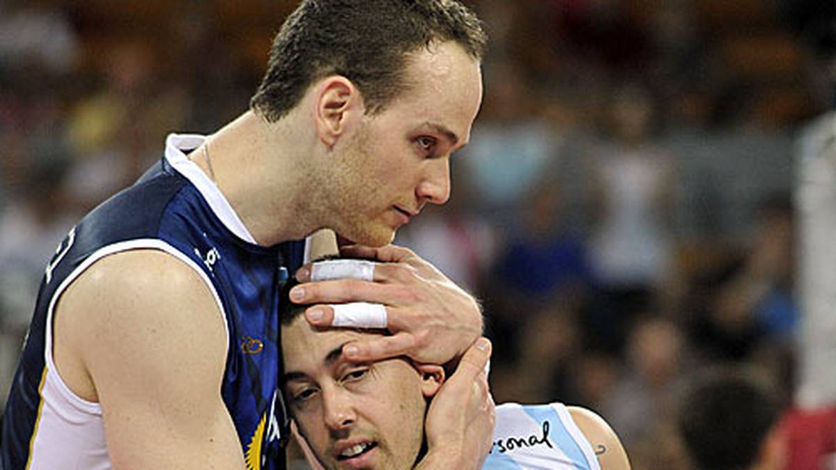 Die Argentinier Jose Luis Gonzales (links, Kapitän) und Sebastian Closter, die 26 Zentimeter Körpergröße trennen, bejubeln den erfolgreichen Start gegen Venezuela. Beim 3:0 hat die Albiceleste keine Schwierigkeiten