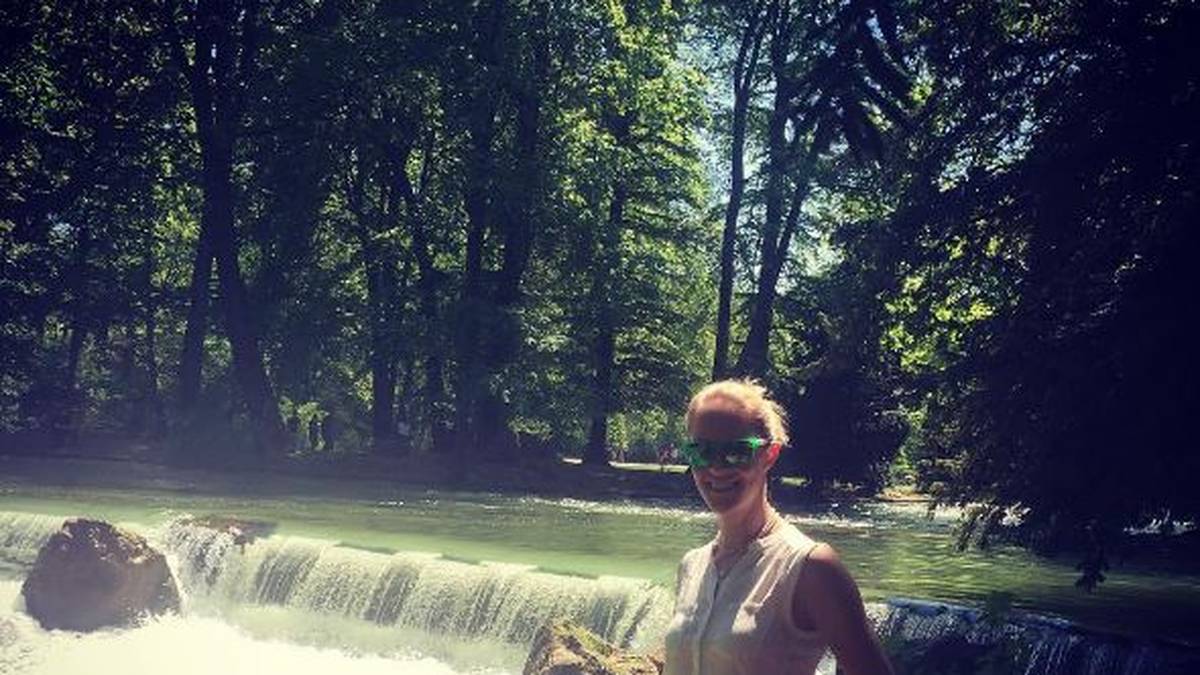 Den schönen deutschen Sommer genoss die WM-Bronzemedaillen-Gewinnerin mit der Staffel am Eisbach im Englischen Garten in München